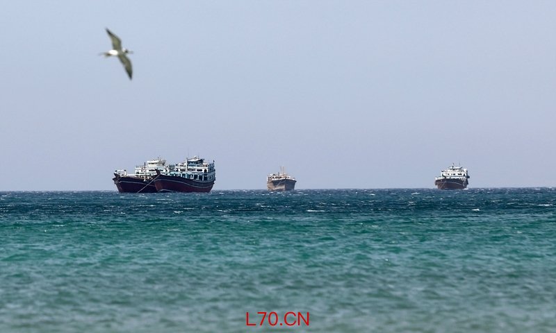 正是美以军事行动，导致海峡乱局。2025年6月24日，从阿曼穆桑代姆省眺望，船只在霍尔木兹海峡通行。 IC Photo