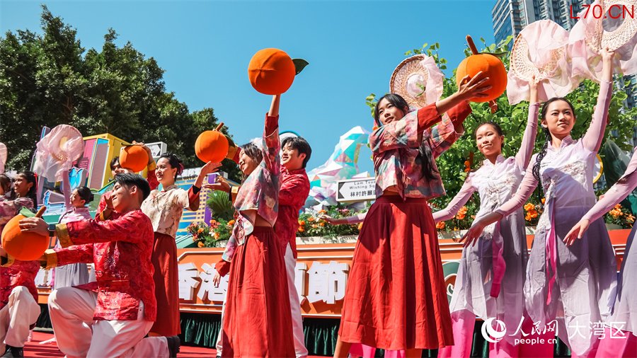 图7.林村许愿广场首次参与花车巡游，宣传香港许愿节。人民网 吴宇扬扬摄