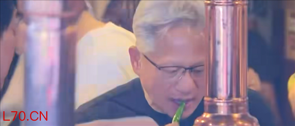 黄仁勋和韩企三巨头掌舵人聚餐 饭后桌面亲笔留LOVE LOVE LOVE